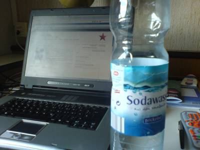 Hmmm... eine Wasserflasche vor nem Notebook Hmmm... eine Wasserflasche vor nem Notebook